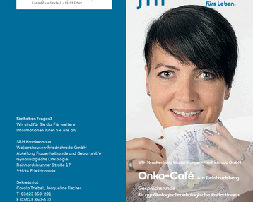 Frau mit Tasse in der Hand, die in die Kamera lächelt. Im Hintergrund Informationen über das Onko-Café und Kontaktmöglichkeiten.