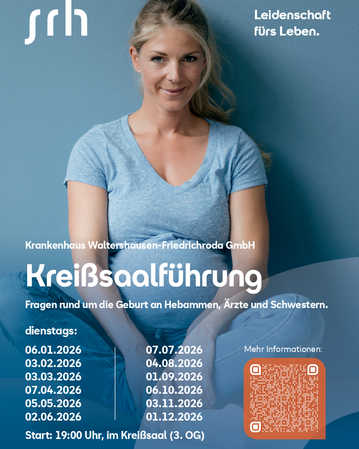 Eine Frau sitzt lächelnd auf einer Couch, umgeben von Informationen zur Kreissaalführung im Krankenhaus Waltershausen.