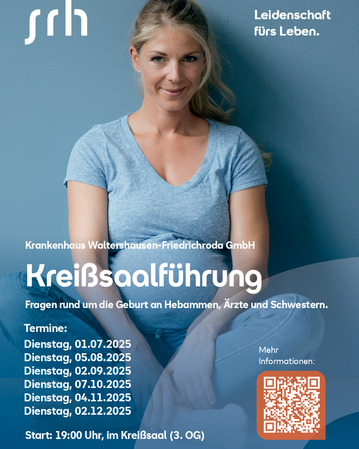 Frau sitzt lächelnd und entspannt, mit Informationen zur Kreissaalführung im Hintergrund, einschließlich Termine und Kontaktinformationen.