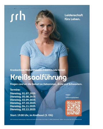 Frau in blauer Kleidung lächelt, umgeben von Informationen zu einer Kreißsaalführung im Krankenhaus. Termine und QR-Code sind angegeben.